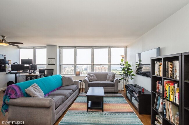 Foto del edificio - 655 W Irving Park Rd