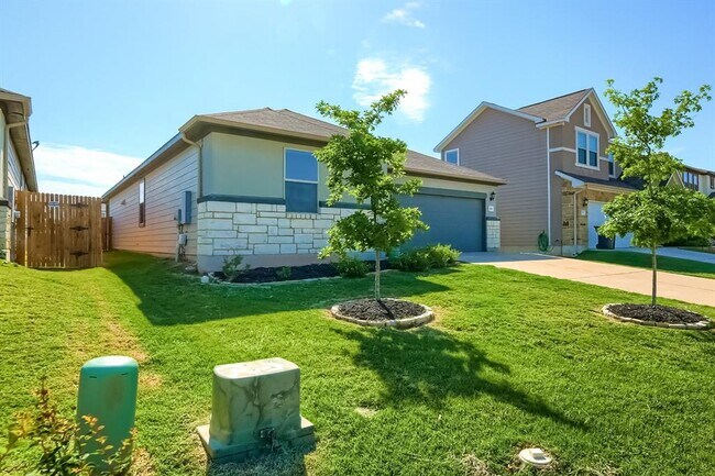 Building Photo - 108 Flexus Ln
