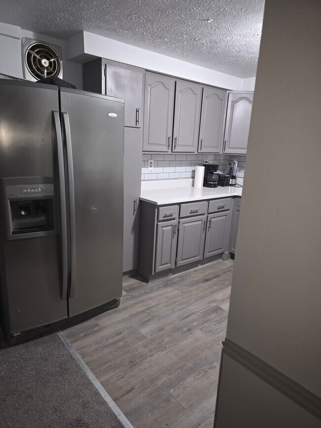 Building Photo - Spacious 4BR Apartment home in Cleveland