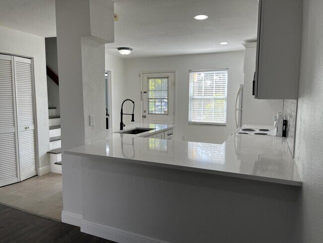 Foto del edificio - 7617 Tamarind Ave