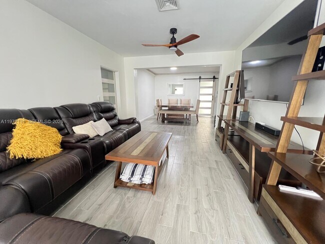 Building Photo - 1430 NE 149th St