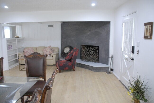 Building Photo - 5401 Lemona Ave