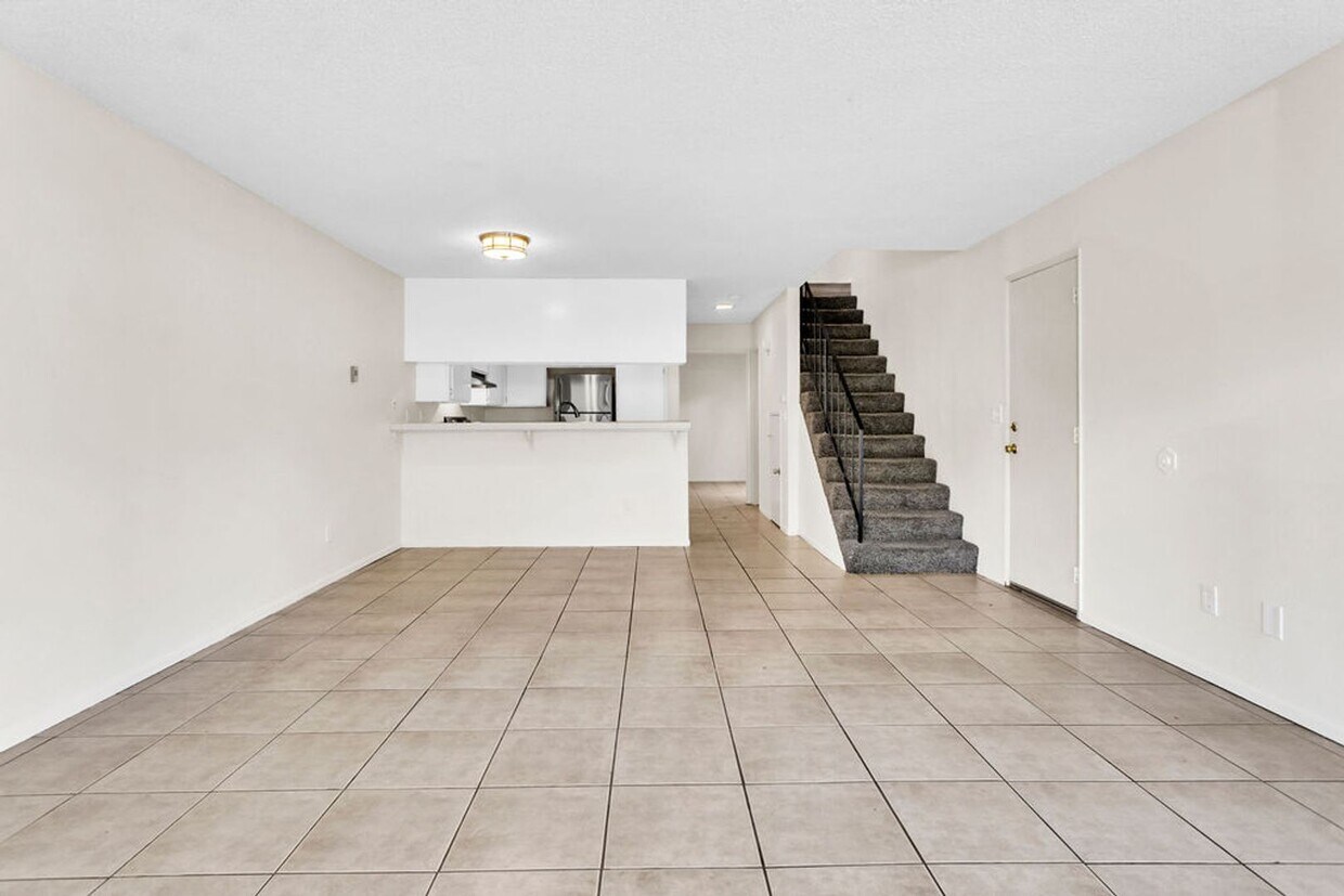 Great three bedroom townhome in UTC! Avai... - Great three bedroom townhome in UTC!  Avai...