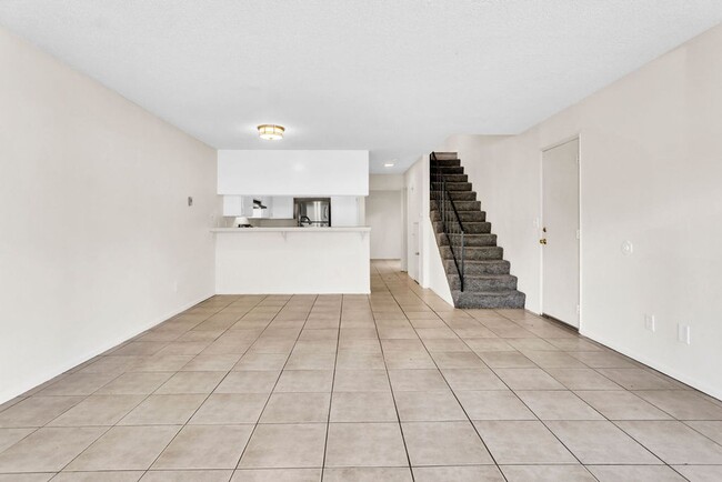 Foto del edificio - Great three bedroom townhome in UTC!  Avai...