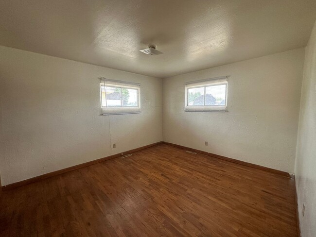 Building Photo - 2 Bedroom 1 Bathroom Duplex Available for ...