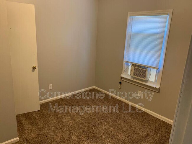 Building Photo - 8365 Lakeview Dr