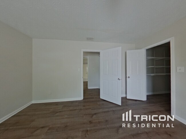 Foto del edificio - 325 Cypress Ln