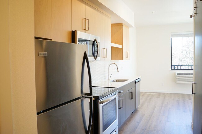 Building Photo - Modern & Bright 1 Bedroom w/Condo Finishes...