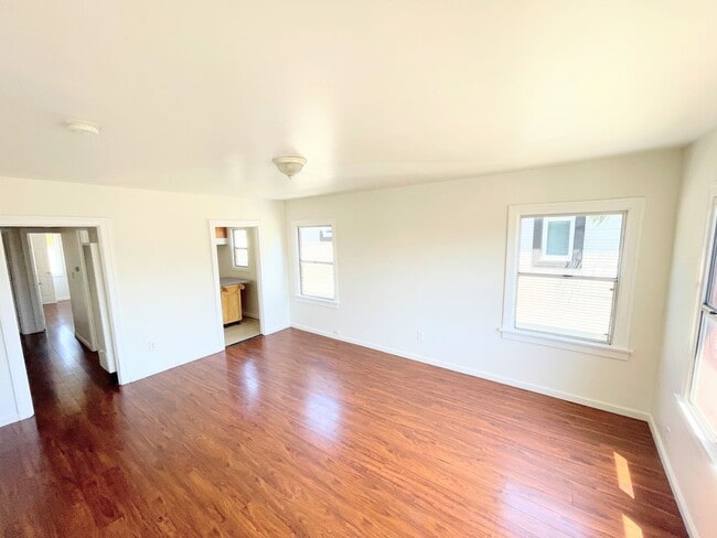 LARGE 2nd story 1bd/1ba unit near BMO, USC... - LARGE 2nd story 1bd/1ba unit near BMO, USC... Apartment