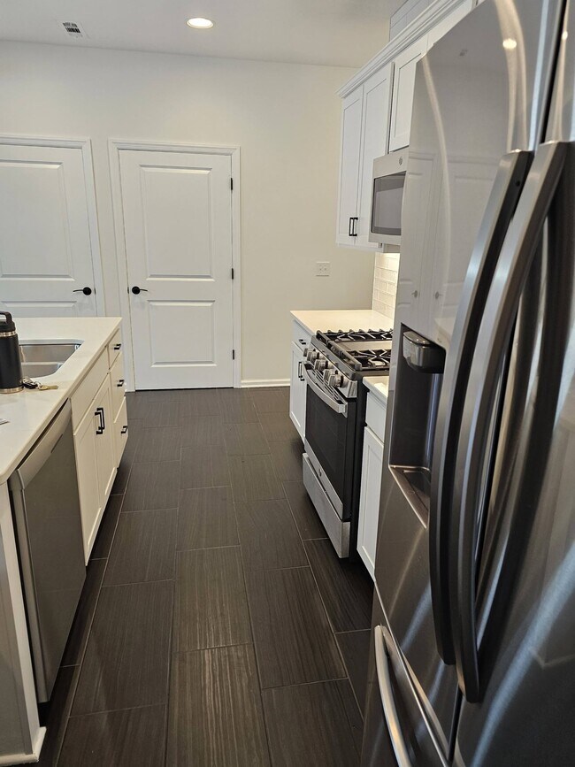 Foto del edificio - 1362 Maple Grove Ln