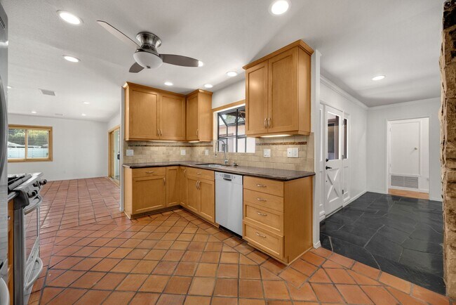 Building Photo - Adorable 3 Bed / 2 Bath Home w/ Detached 2 Car Garage