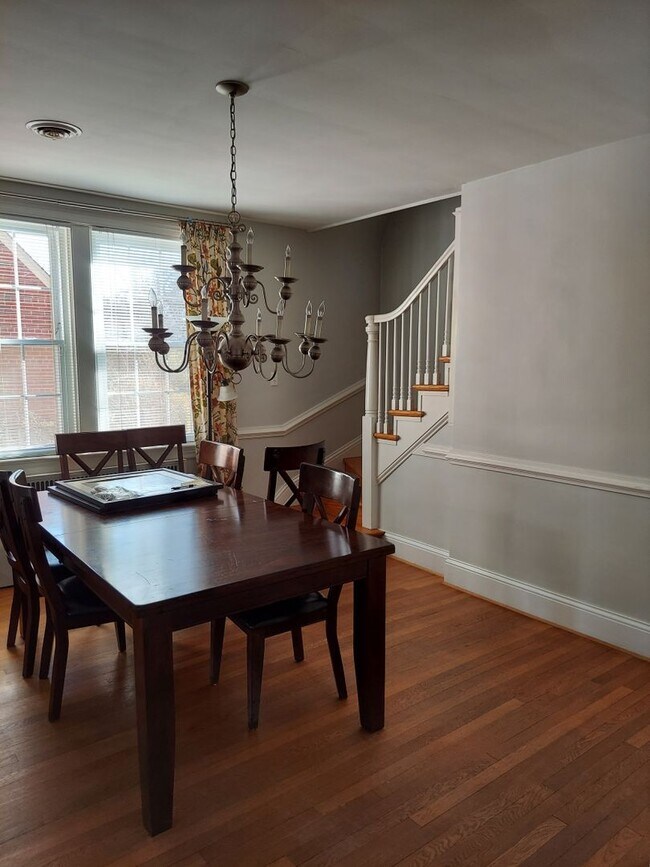 Building Photo - Beautifully Renovated 2200+ Sq Ft 2-story ...