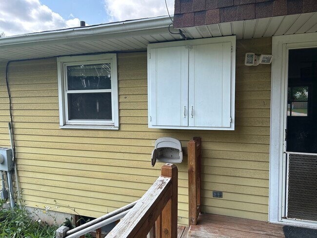 Building Photo - 2193 Packerland Dr