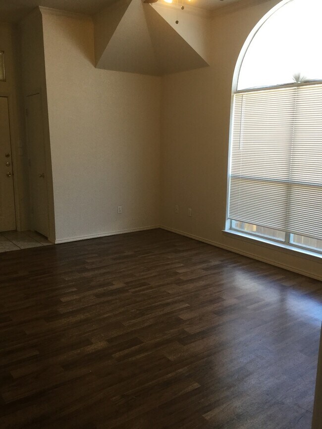 Foto del edificio - COMING SOON - 3/2 Near Main Street