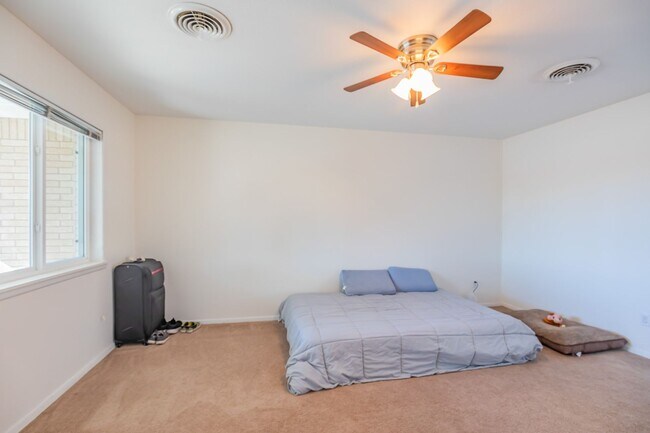 Foto del edificio - Pet Friendly 3 Bed 2 Bath - Large Backyard!