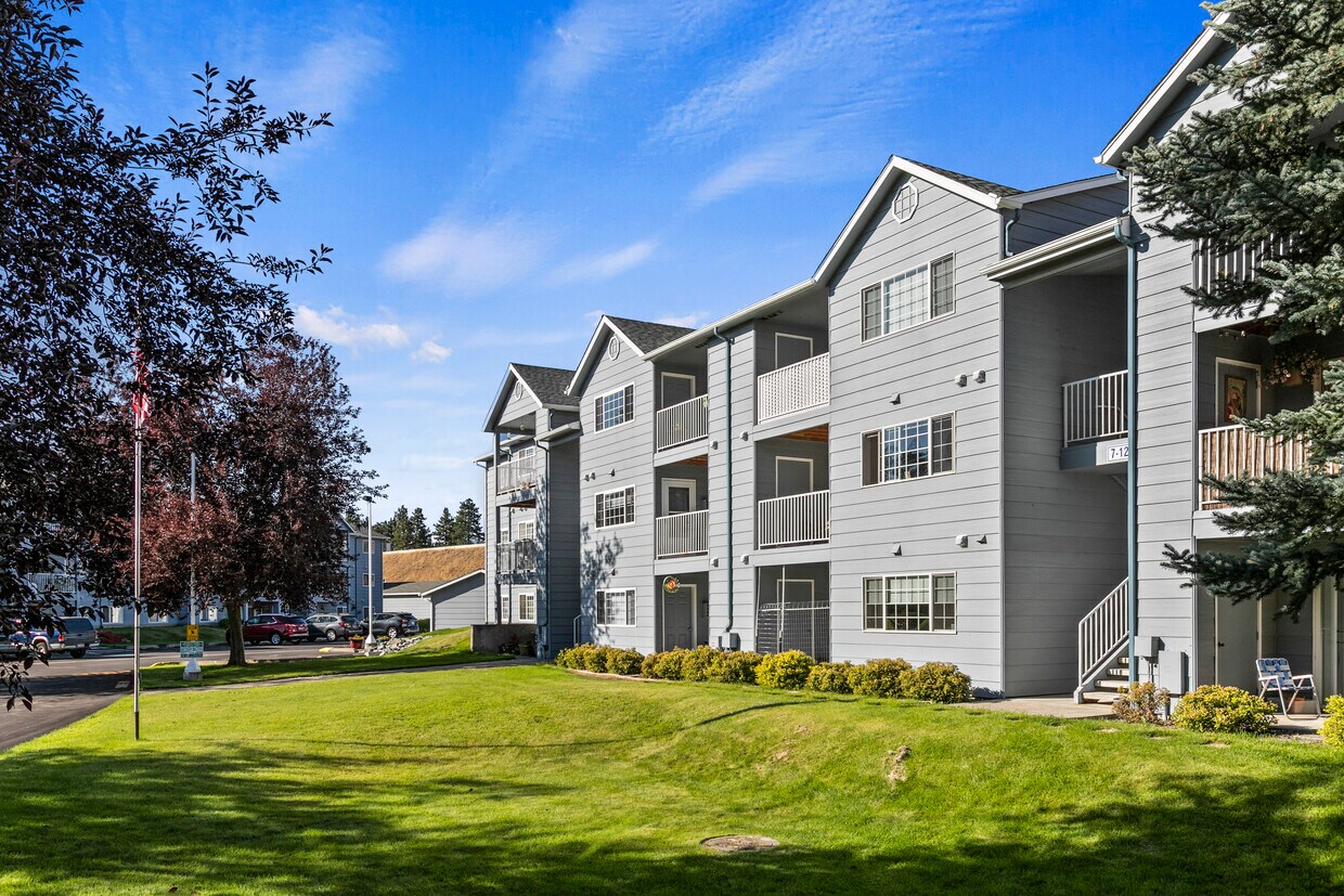 Peaks at Falls Park Apartments in Post Falls, ID