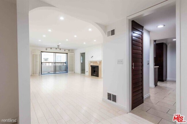 Building Photo - 2 br, 2 bath Condo - 14600 Dickens St Unit...