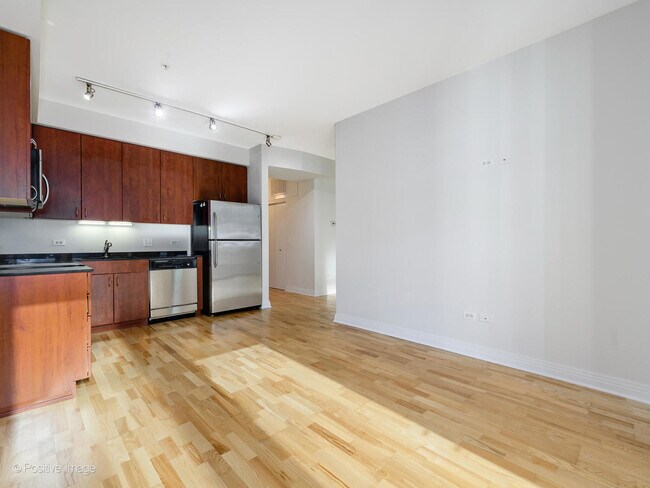 Building Photo - 565 W Quincy St