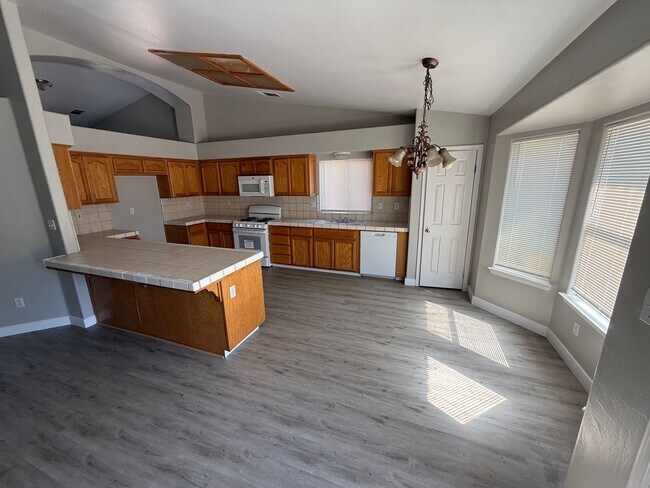 Foto del edificio - Spacious 4-Bedroom Home in Southwest Bakersfield
