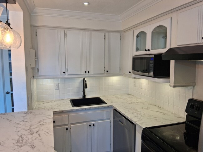 Building Photo - 1100 NE 9th Ave