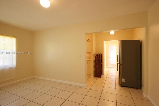 Building Photo - 555 SW 16th Ave