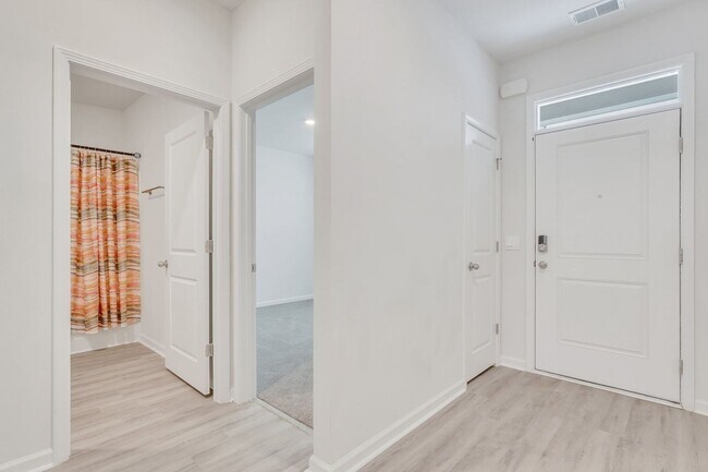 Foto del edificio - 4 BEDROOMS & FENCED YARD!