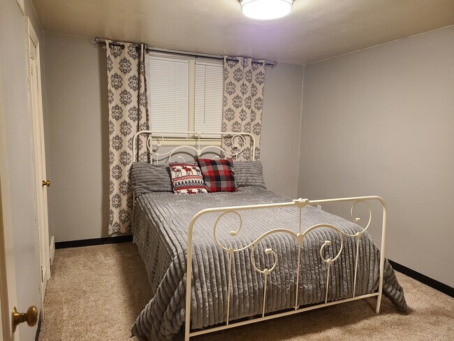 Dormitorio 1 - 505 Clark Ave