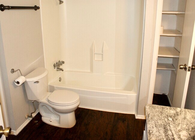 Upstairs Full Bath - 4208 Wyatt St