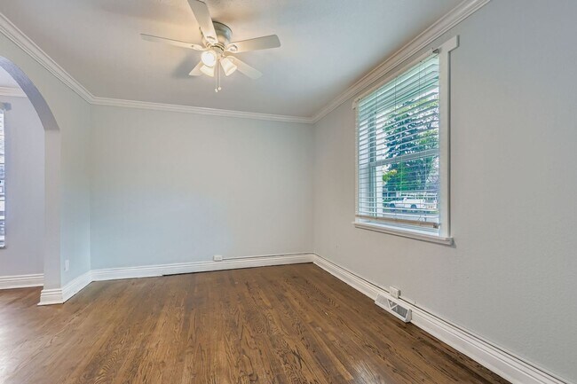 Building Photo - *Move in Special* Newly Remodeled 2-Bed, 2...