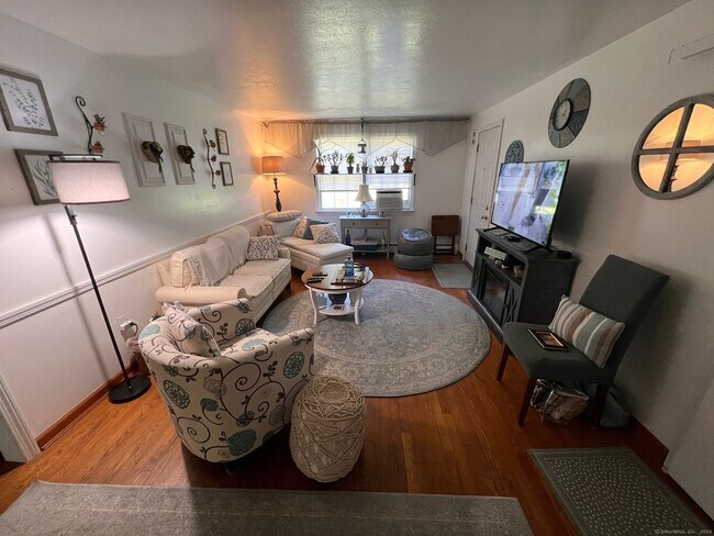 Foto del edificio - 609 Talcottville Rd