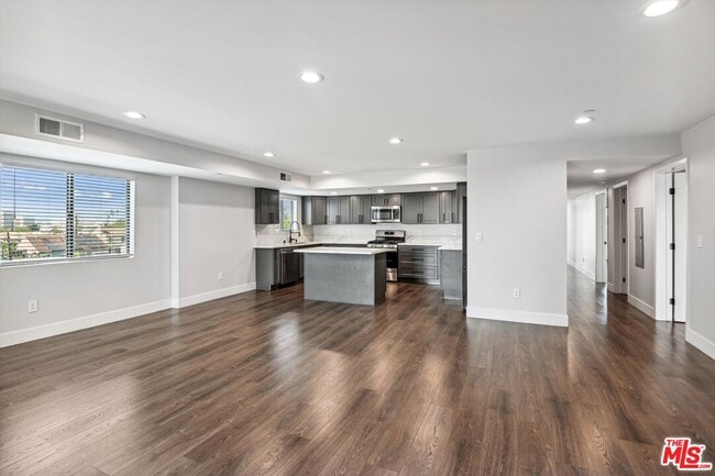 Building Photo - 819 E La Palma Dr