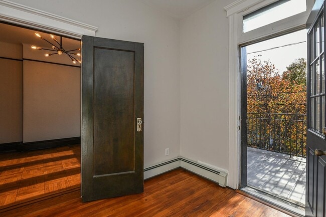 Building Photo - 722 27th St