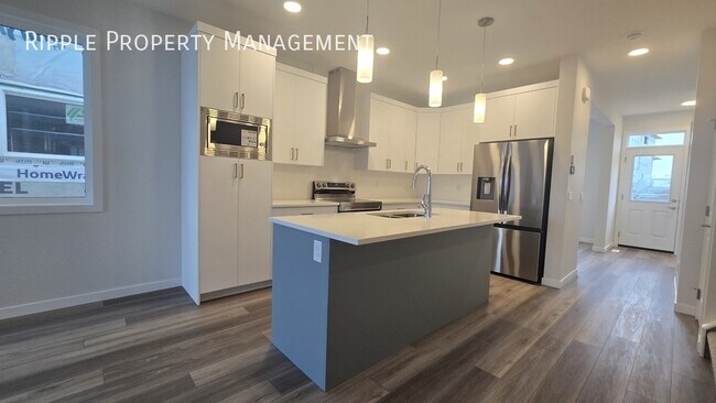 Photo du bâtiment - Modern 3 Beds, 3 Baths Duplex | No Pets Al...