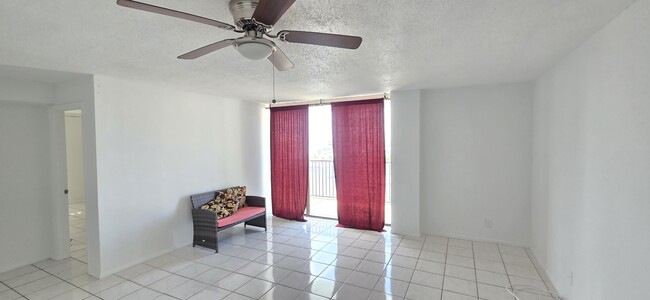 Bright living area - 1800 Collins Ave