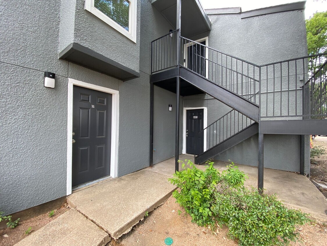 Foto principal - Charming Unit with Vaulted Ceilings & Fire...