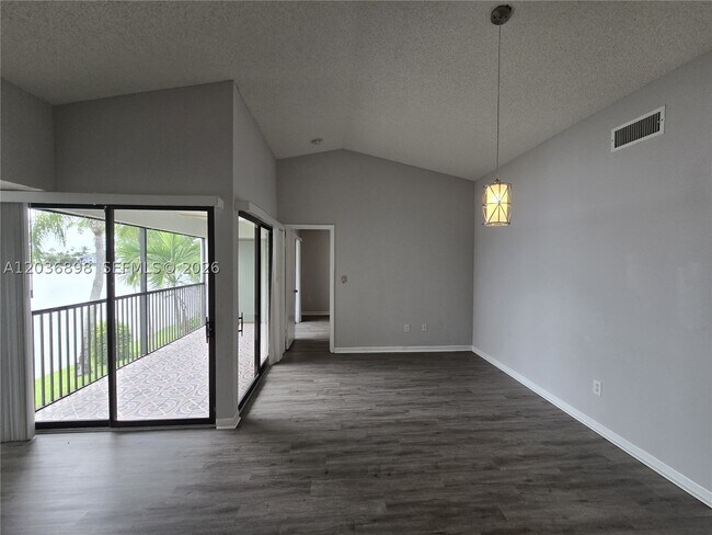 Building Photo - 1024 S Independence Dr