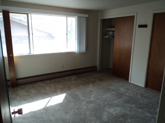 Building Photo - 2420 Clearview Ave