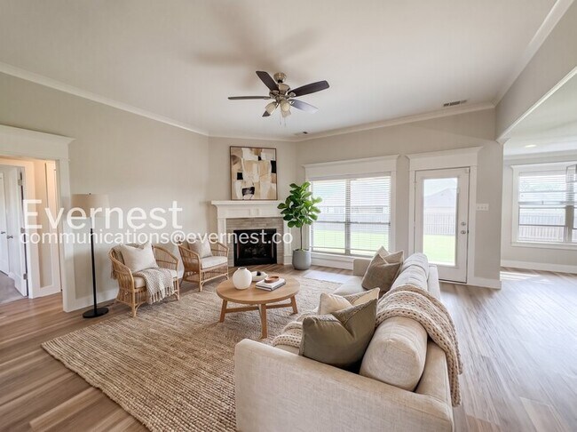 Building Photo - 4 Bed/2 Bath Home with Fenced Yard & Garage / Pet-Friendly / Available Now!