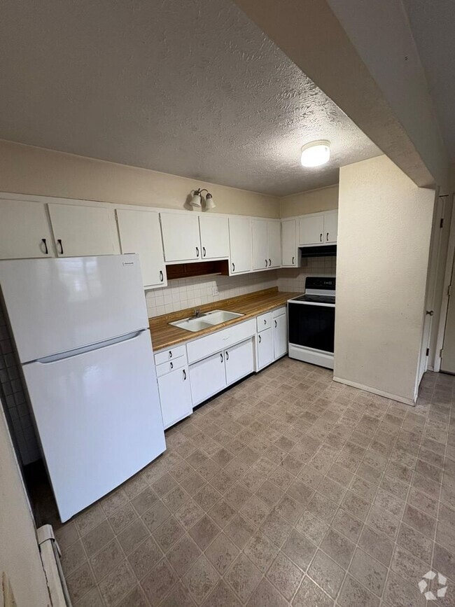 Building Photo - 321 Riley Dr