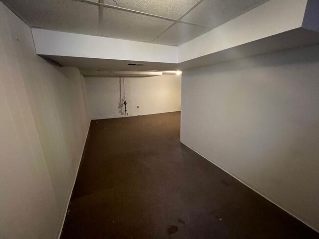 Building Photo - Private Charming Home