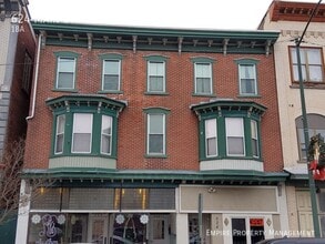 Building Photo - 624 Main St