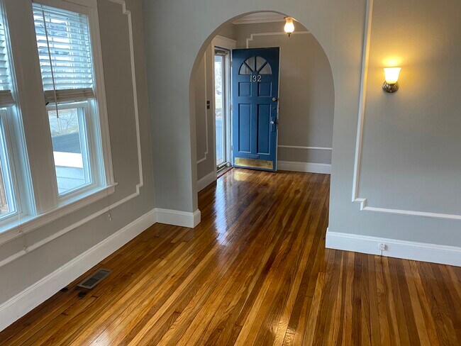 Foto del edificio - 132 Lakeview Ave