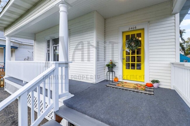 Building Photo - Charming home blocks from Kendall Yards
