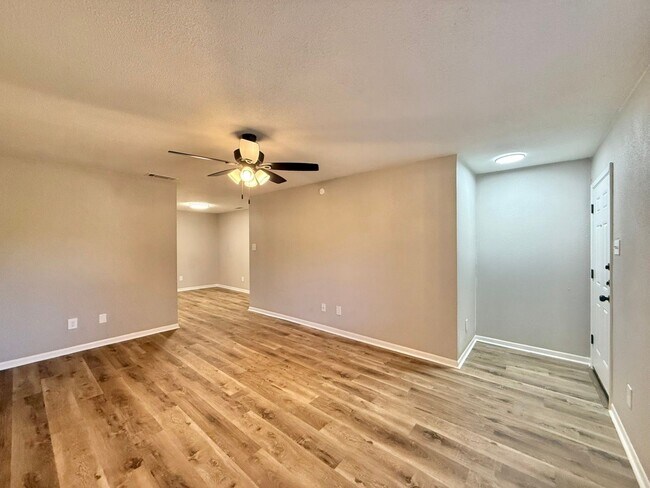 Foto del edificio - Tour Today!  Newly Renovated 2-Bedroom, 1-Bath Duplex!