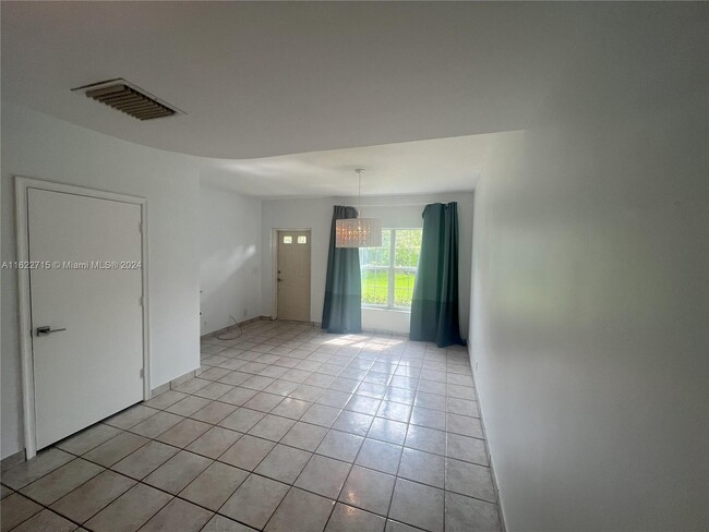 Building Photo - 255 Mallory Ct