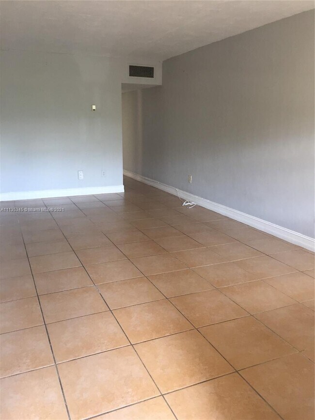 Foto del edificio - 1851 NE 168th St
