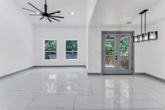 Building Photo - 90 Piping Rock Pl