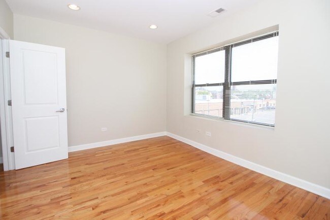 Building Photo - 4759 N Maplewood Ave