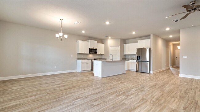 Foto del edificio - LOTS OF AMENITIES AND CONVENIENT COMMUTE!