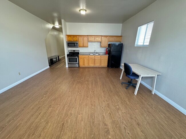 Foto del edificio - 1370 W 24th St